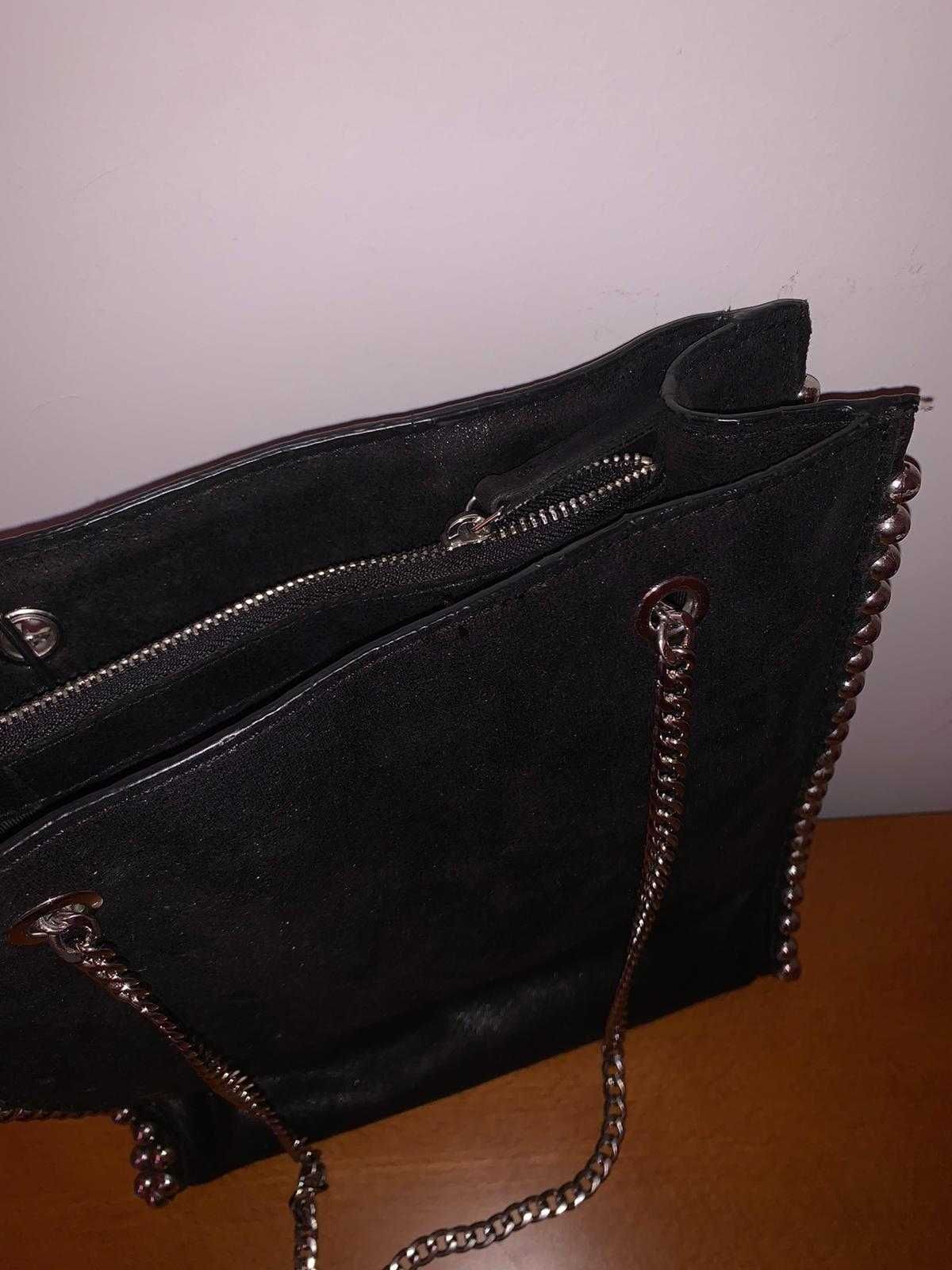 Bolsa de mulher de cor preta com feixo