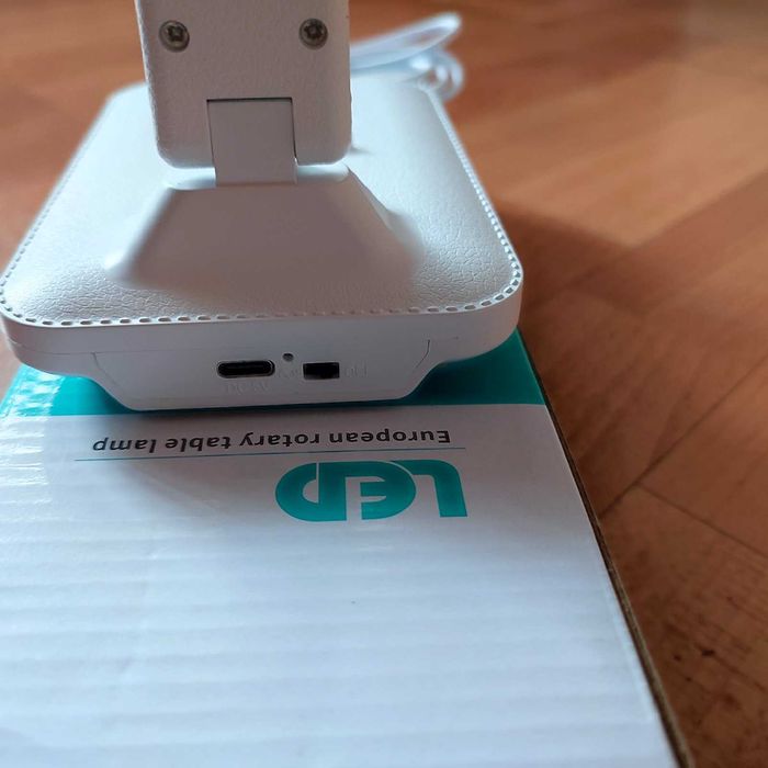 Вуличний ліхтар на сонячних батареях