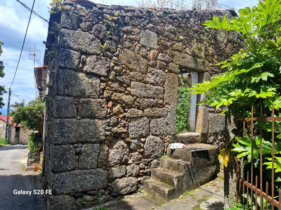 Vendo casa devoluta em centro de vila de azere
