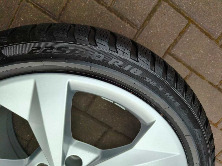 225/40 92V R18 PIRELLI Sottozero3 AO1 7.5mm 2022r Zimowe Opony 4szt