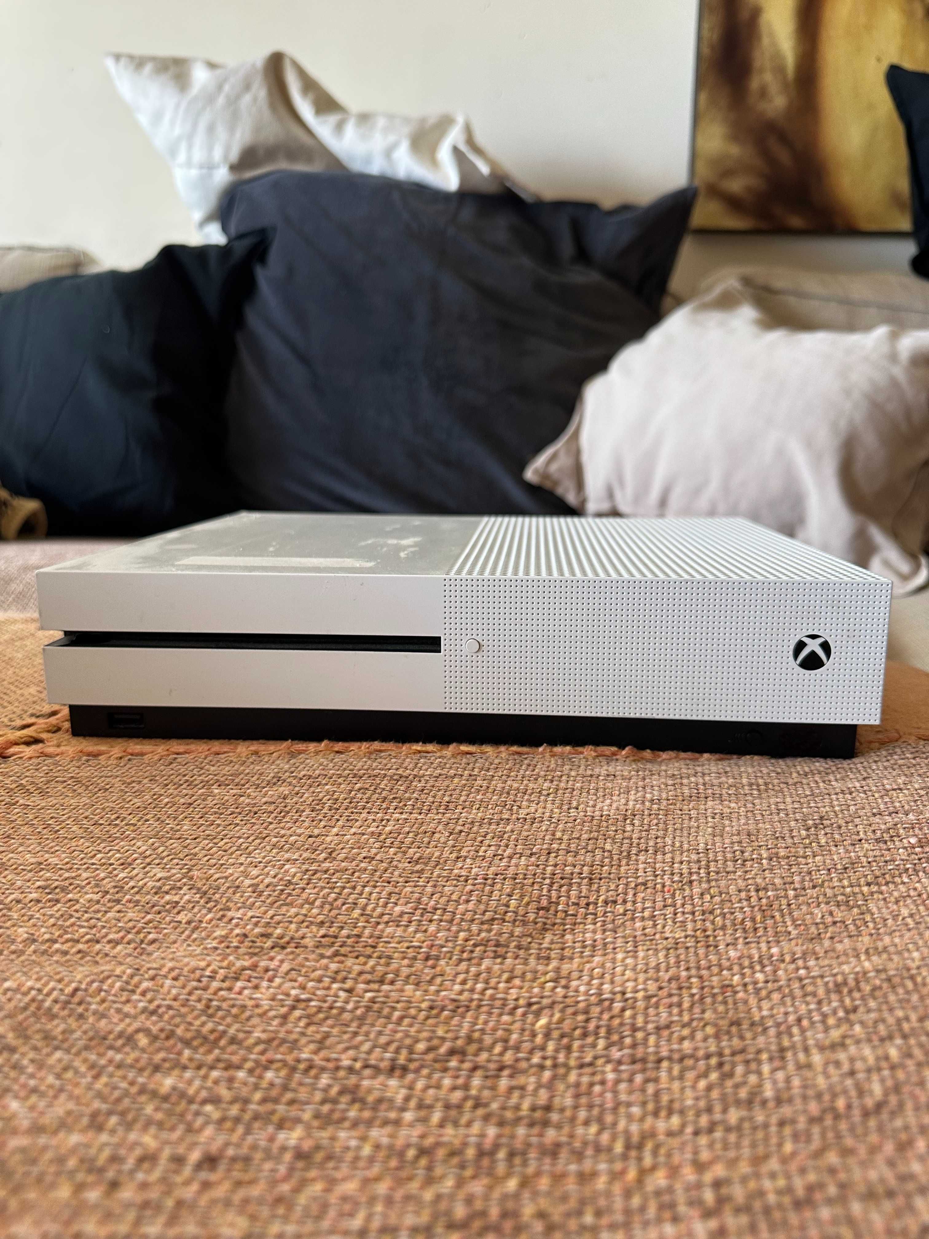 Xbox One S 500GB com comando