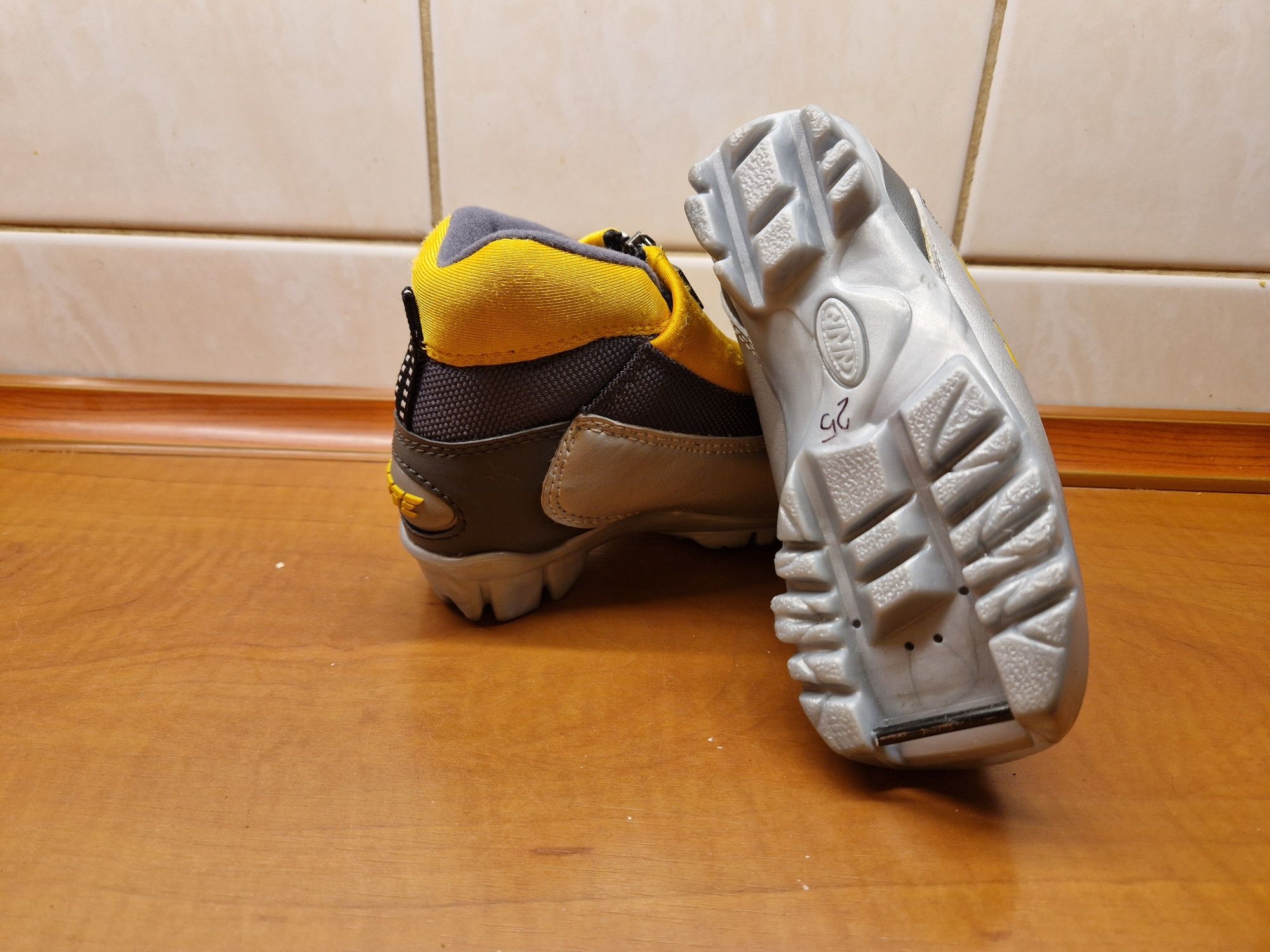 Buty do nart biegowych Jette roz.25 NNN
