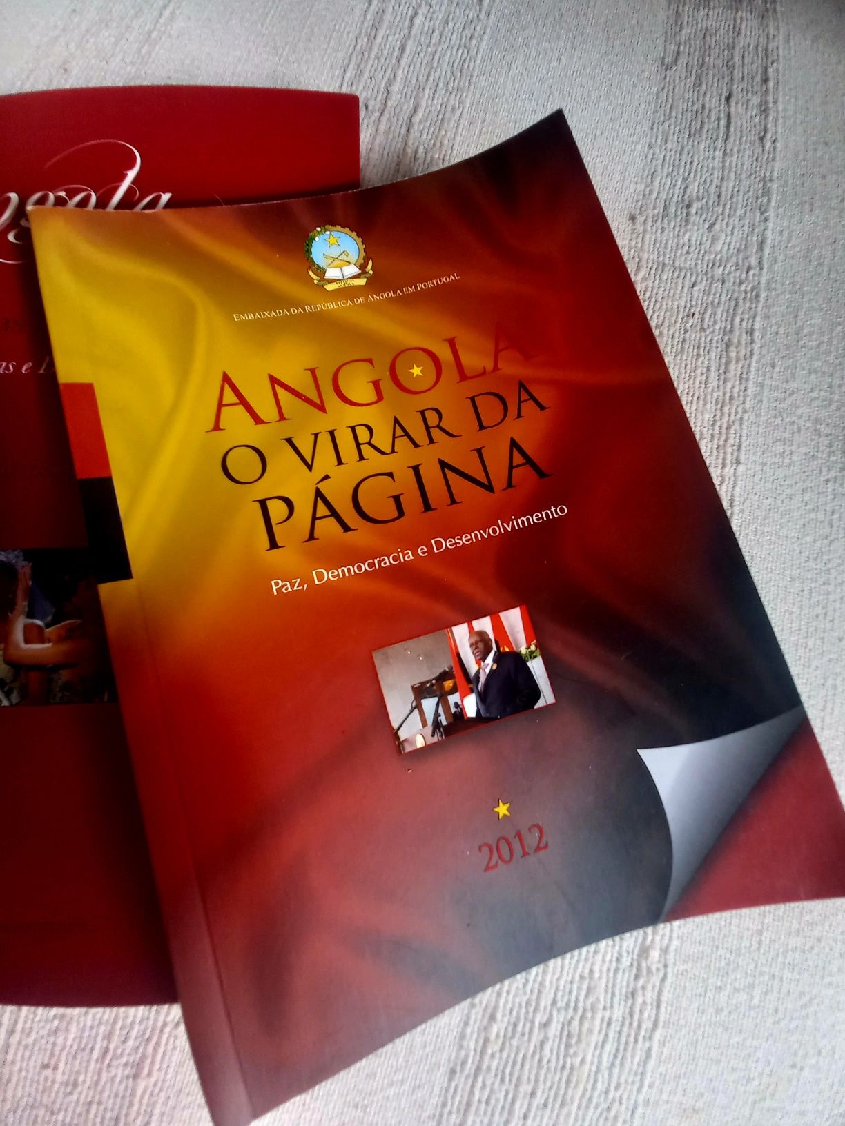 Livros da Embaixada de Angola em Portugal. História recente de Angola