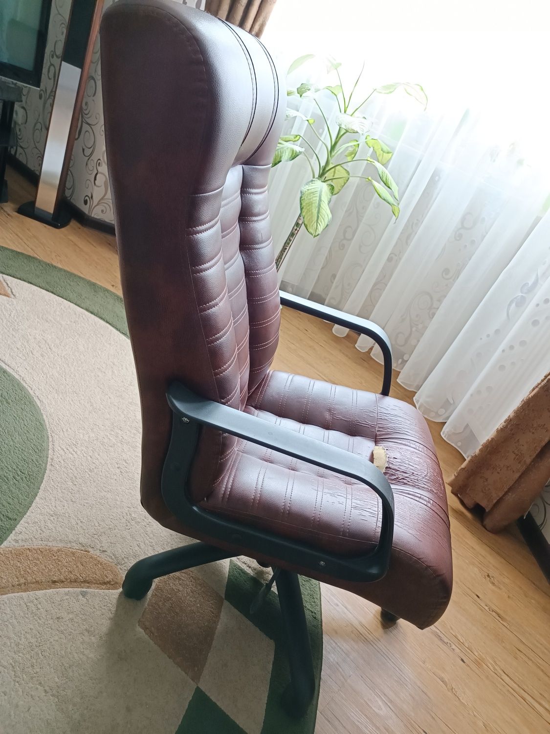 Офісне крісло шкіряне
