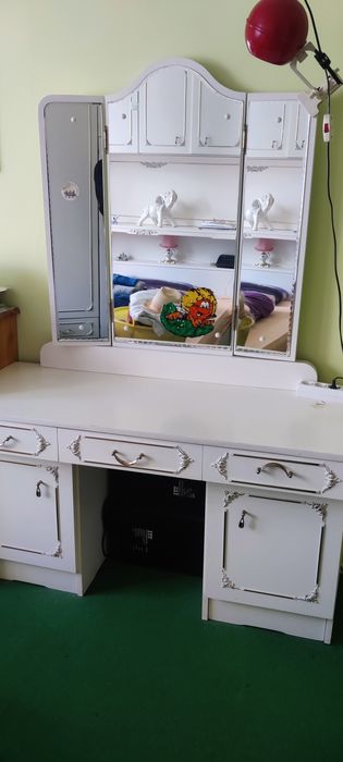 Toaletka biała z lustrem