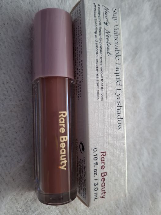 Cień do powiek w płynie by Rare Beauty