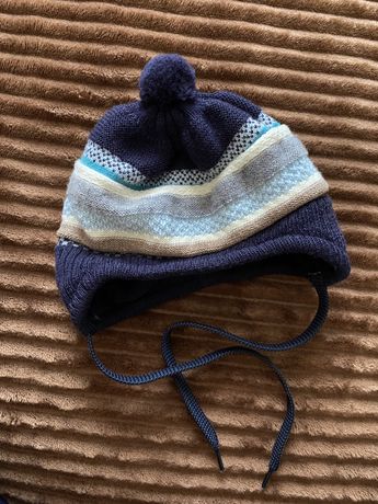 Тёплая шапочка на завязках для малыша