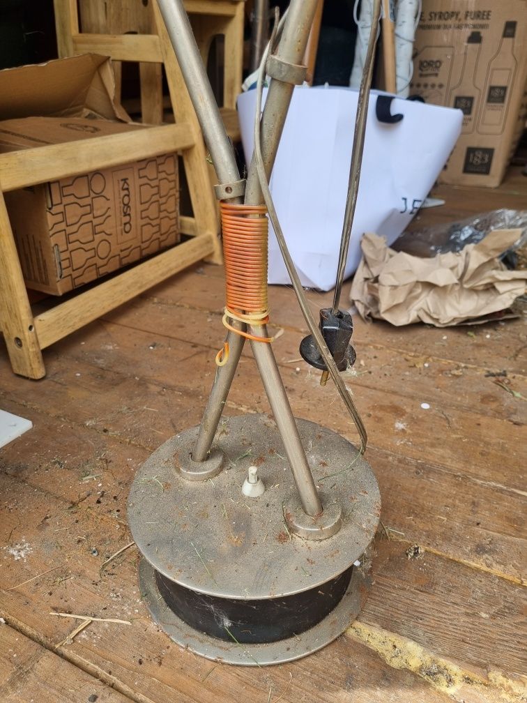Lampa PRL podstawa oswietlenie