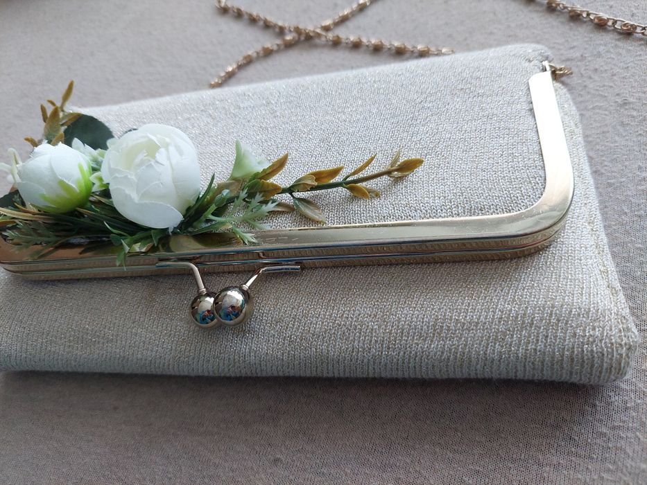 Złota torebka z kwiatami