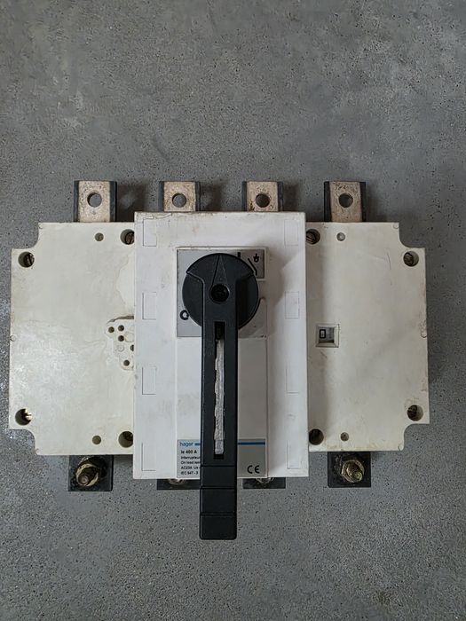 Interruptor seccionador (da marca Hager, modelo de 400A).