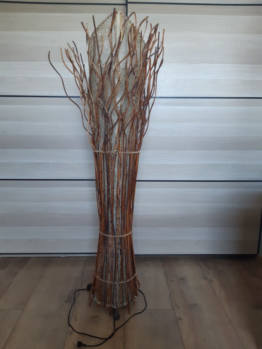 Efektowna lampa stojąca
