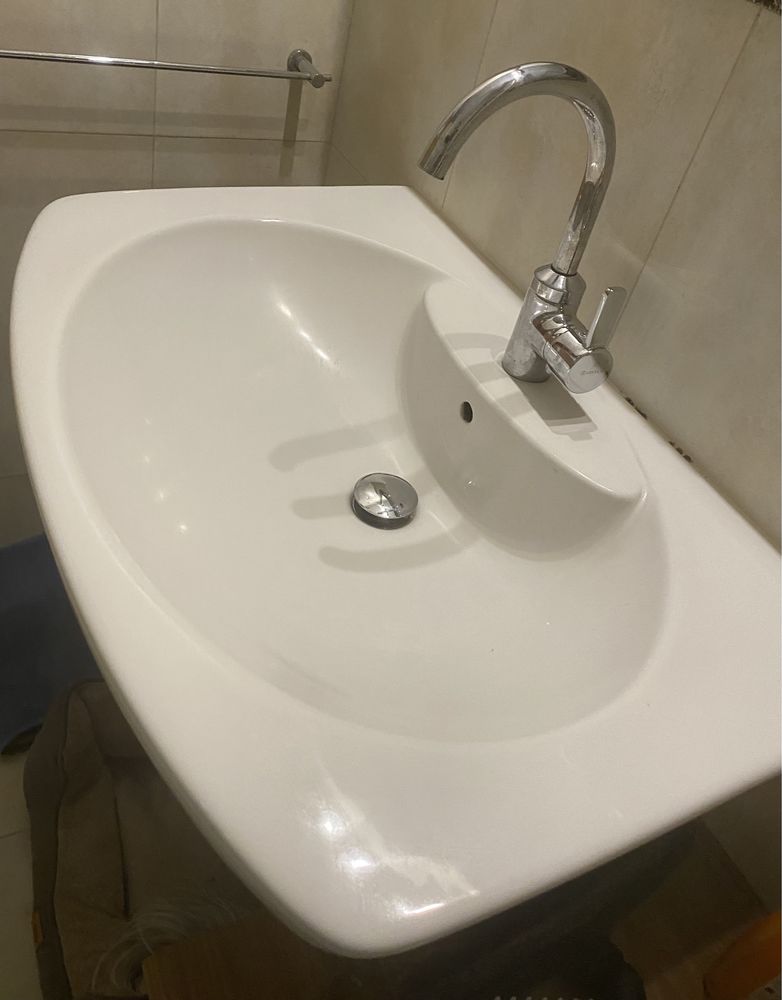 Umywalka Roca 80 cm na 50 cm biała