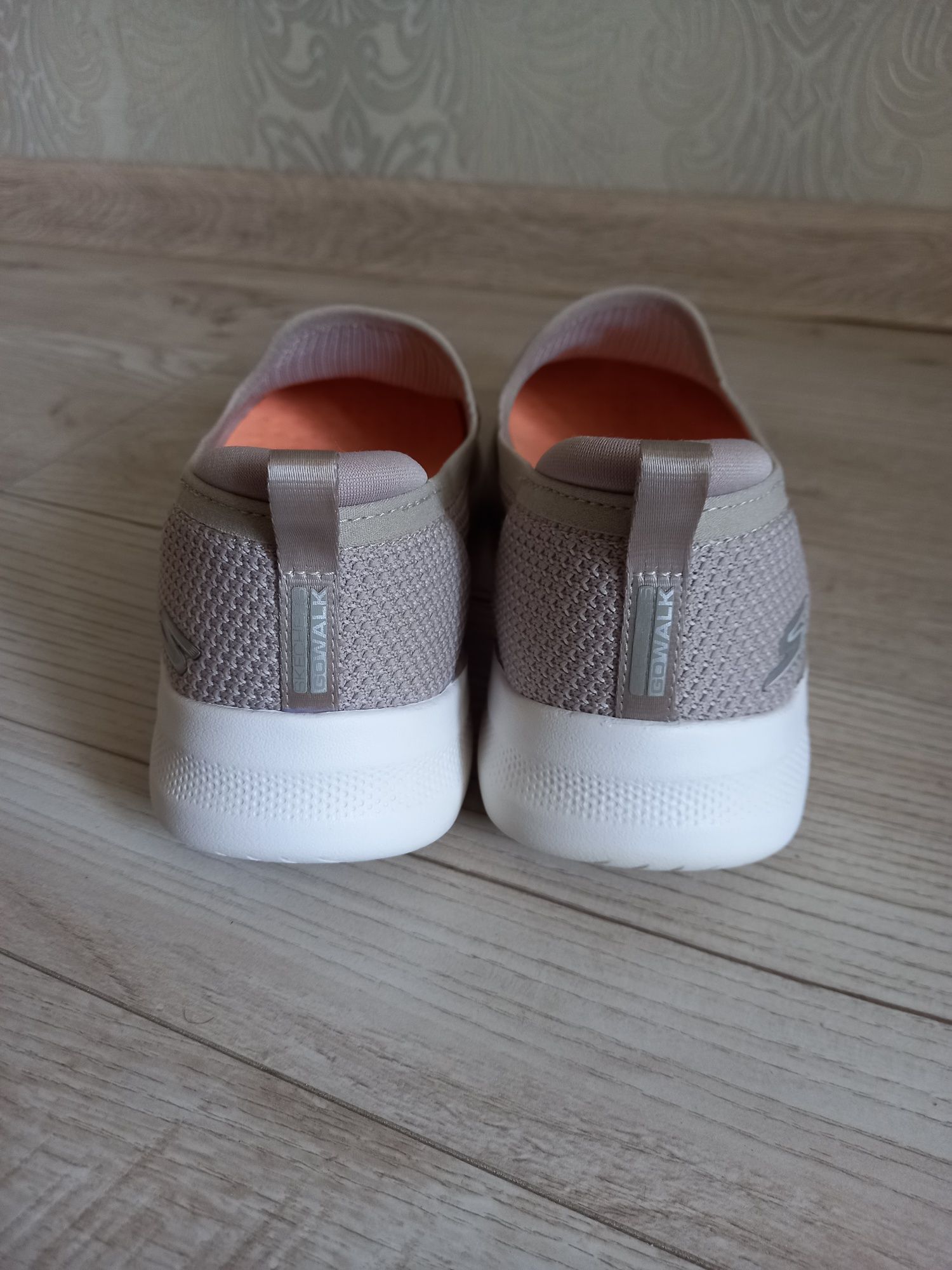 Продам слипоны Skechers
