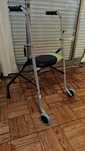 Andarilho para idosos com assento InvaCare