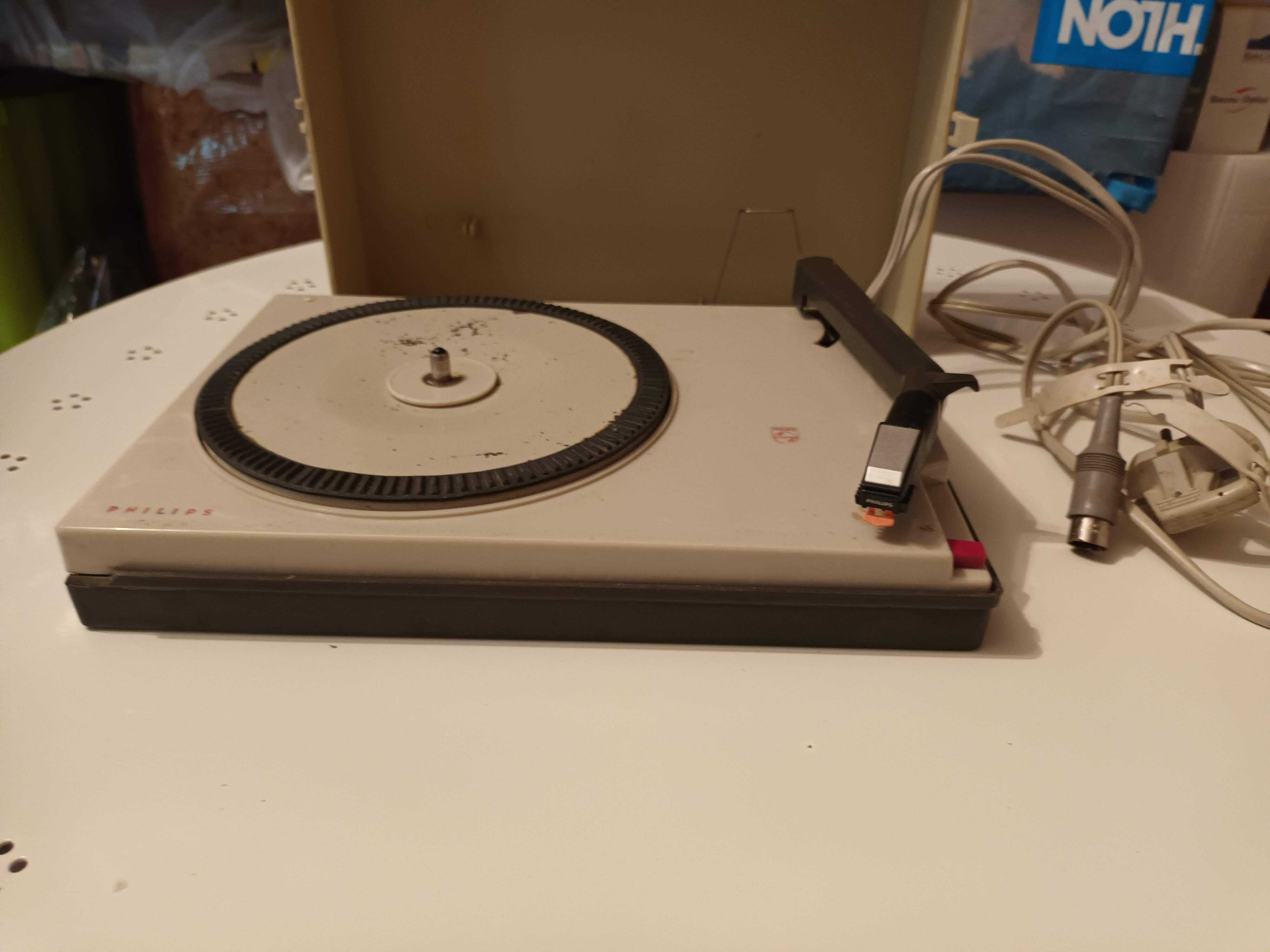 Gira discos Phillips portátil antigo (anos 70)