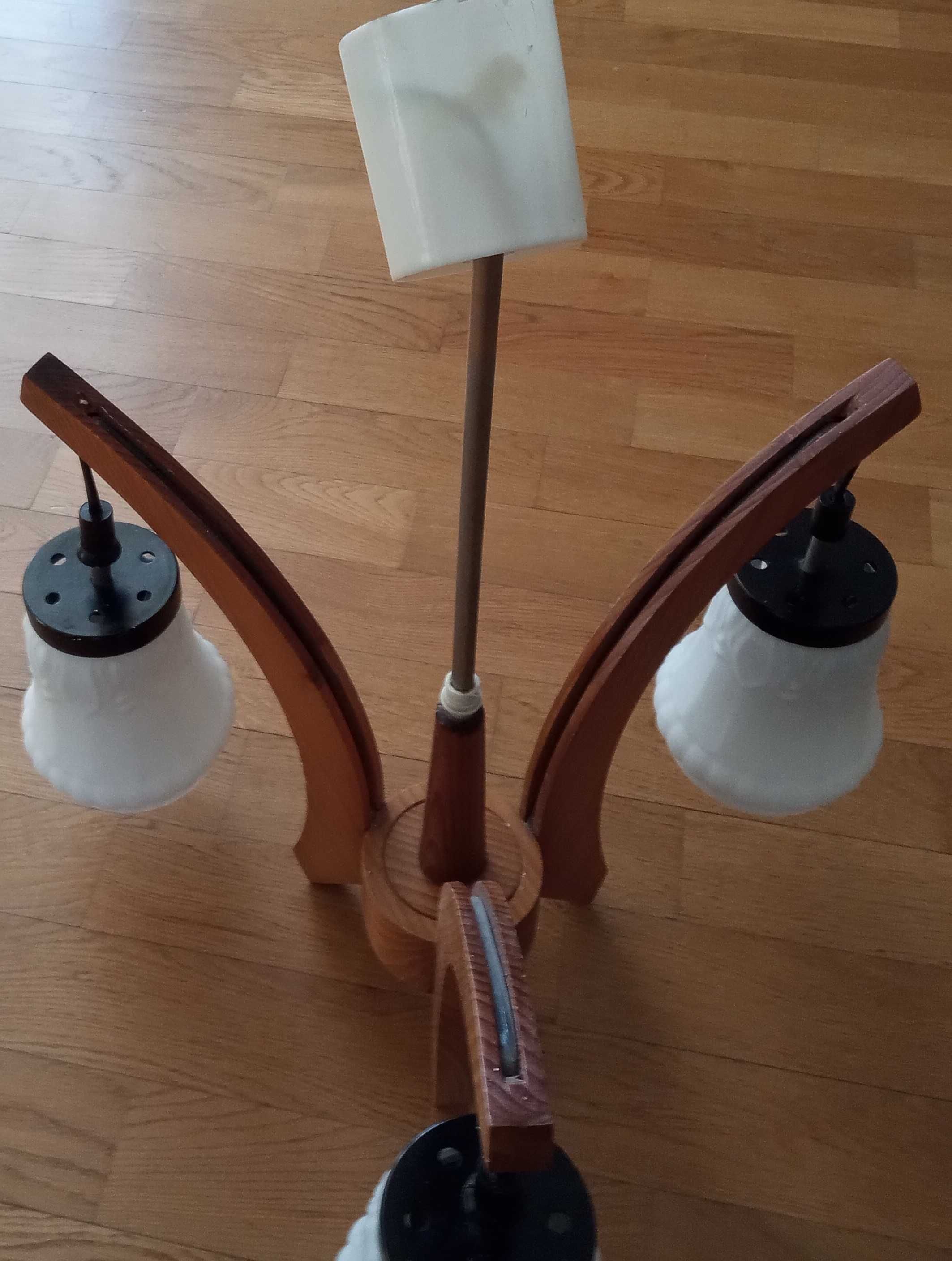 Lampa wisząca drewniana  - 3 białe klosze