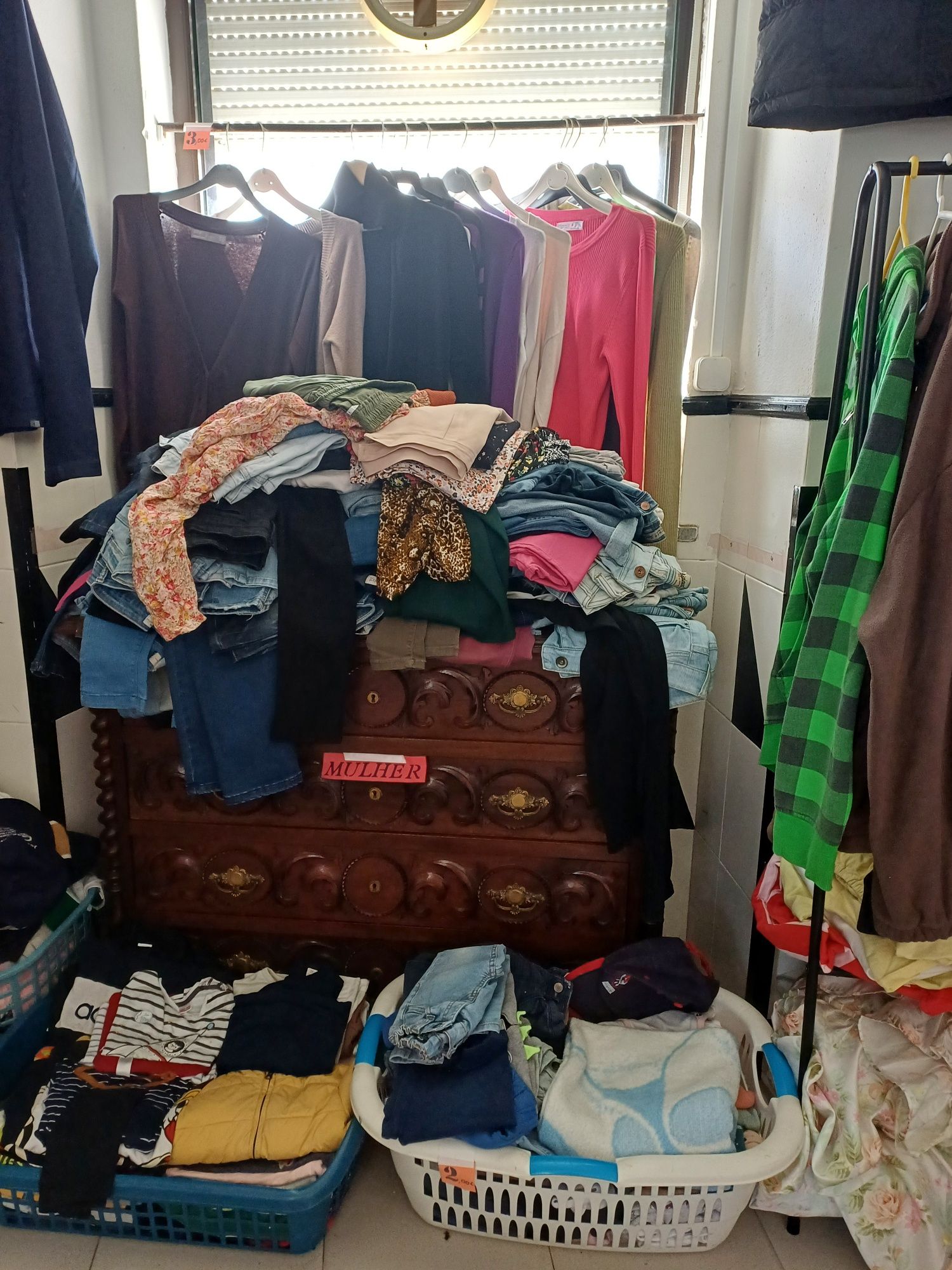 Roupa sapatos louça 2 mão