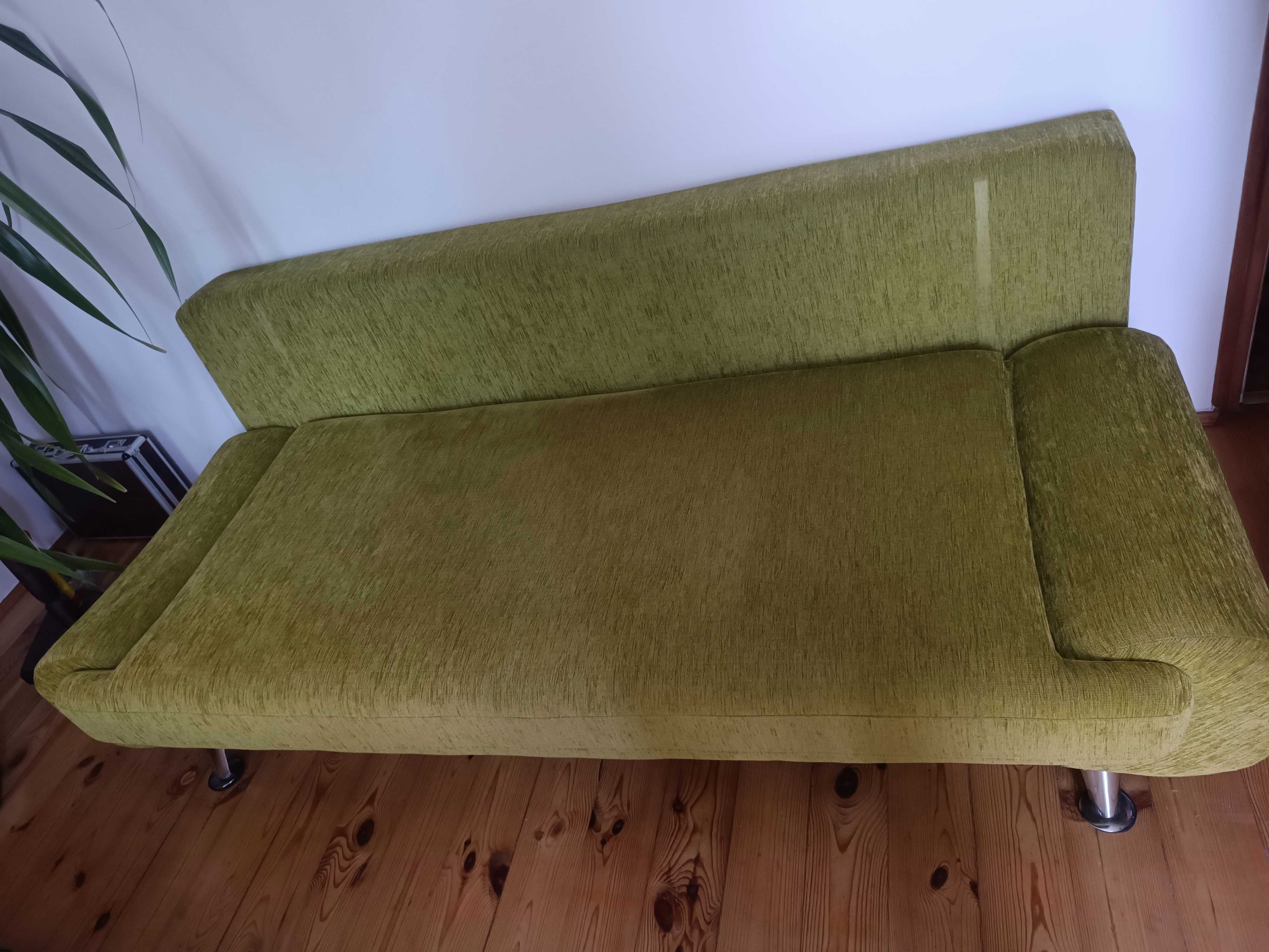 Zielona sofa z funkcją spania.