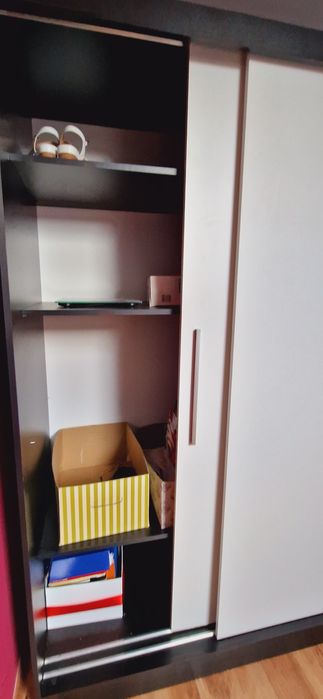 Szafa przesuwna duża pojemna biało czarna z uchwytami drążek półki