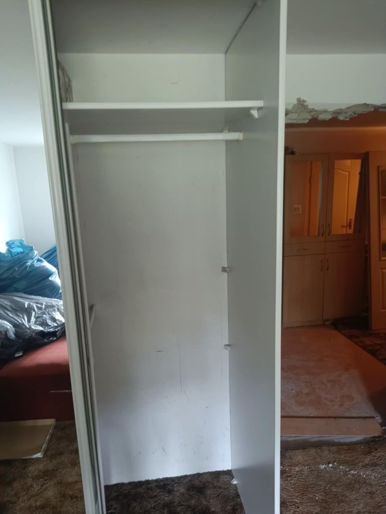 Szafa zabudowa z drzwiami przesuwnymi