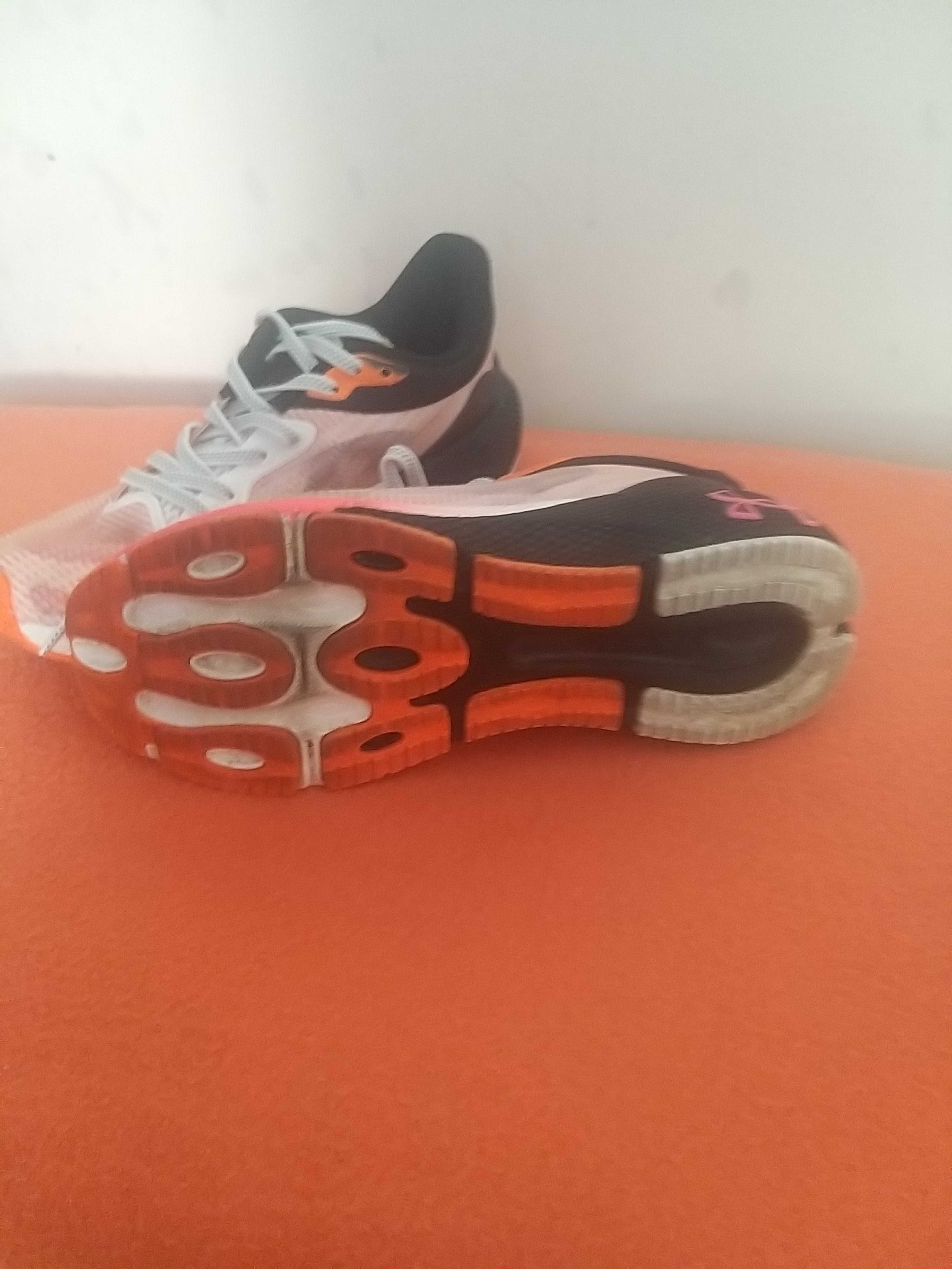 Buty damskie Under Armour do biegania 37,5