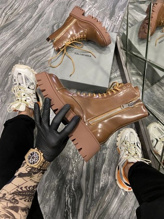 Брутальные карамельные бутсы balenciaga boots tractor brown.