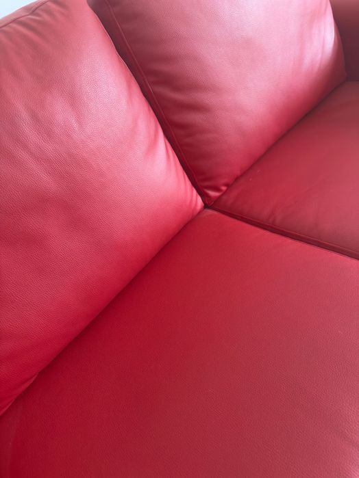 Sofá em pele de sala vermelho