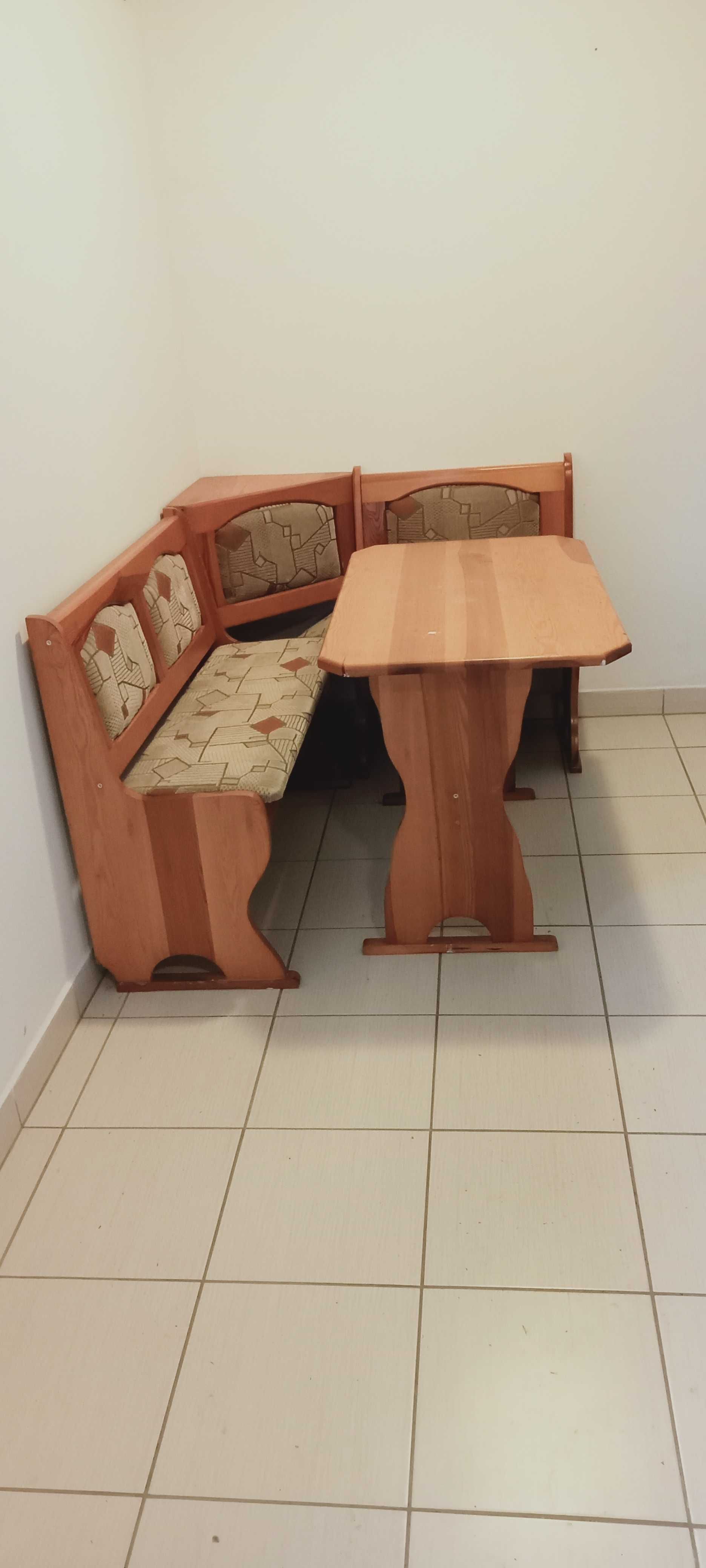 Drewniany stolik z ławką narożną