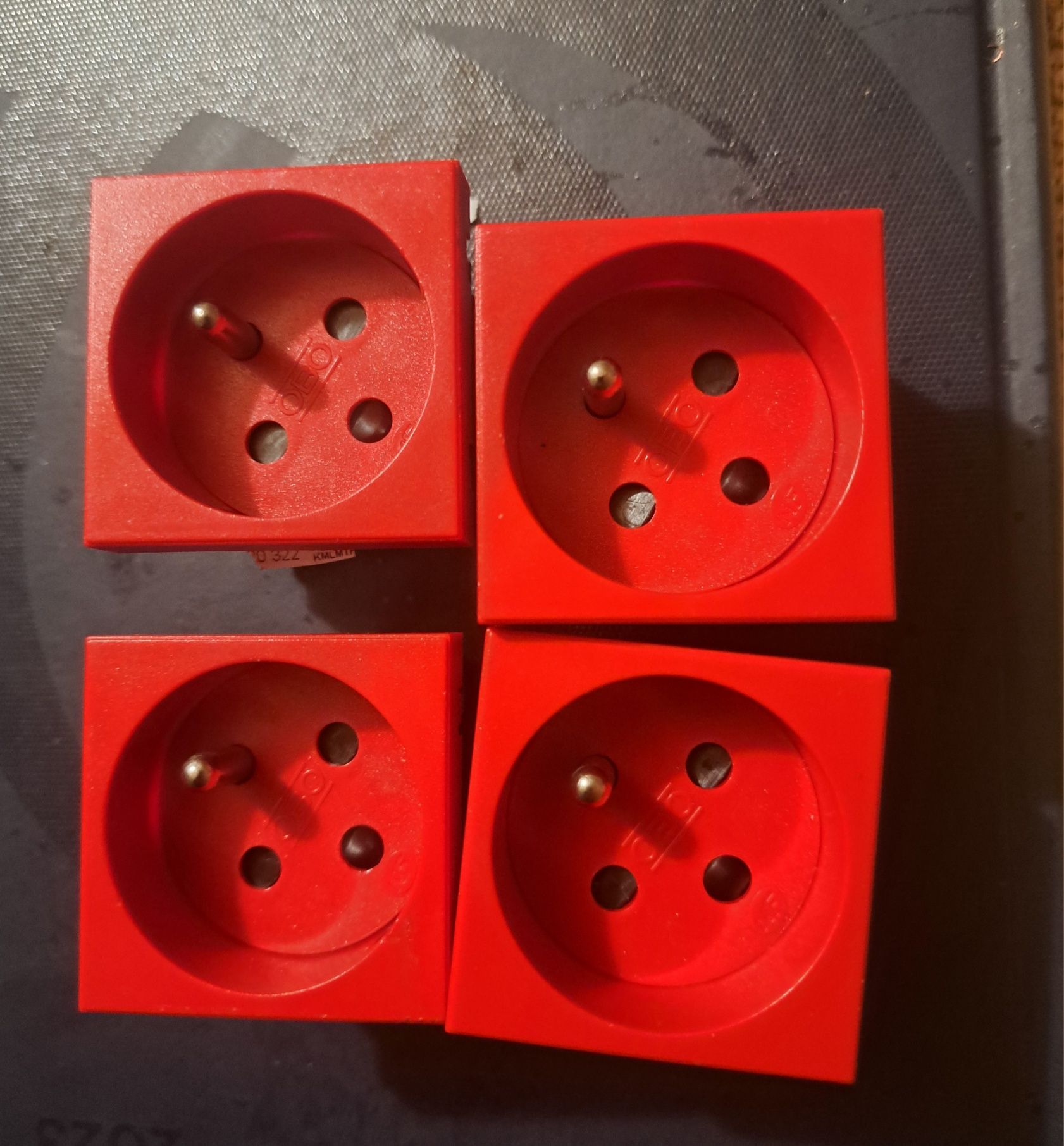 Obo Bettermann gniazdo pojedyncze x4  33st. NF czerwone STD-F3K  SRO1