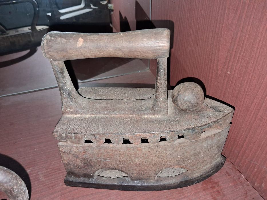 Утюг на углях праска на вугіллі