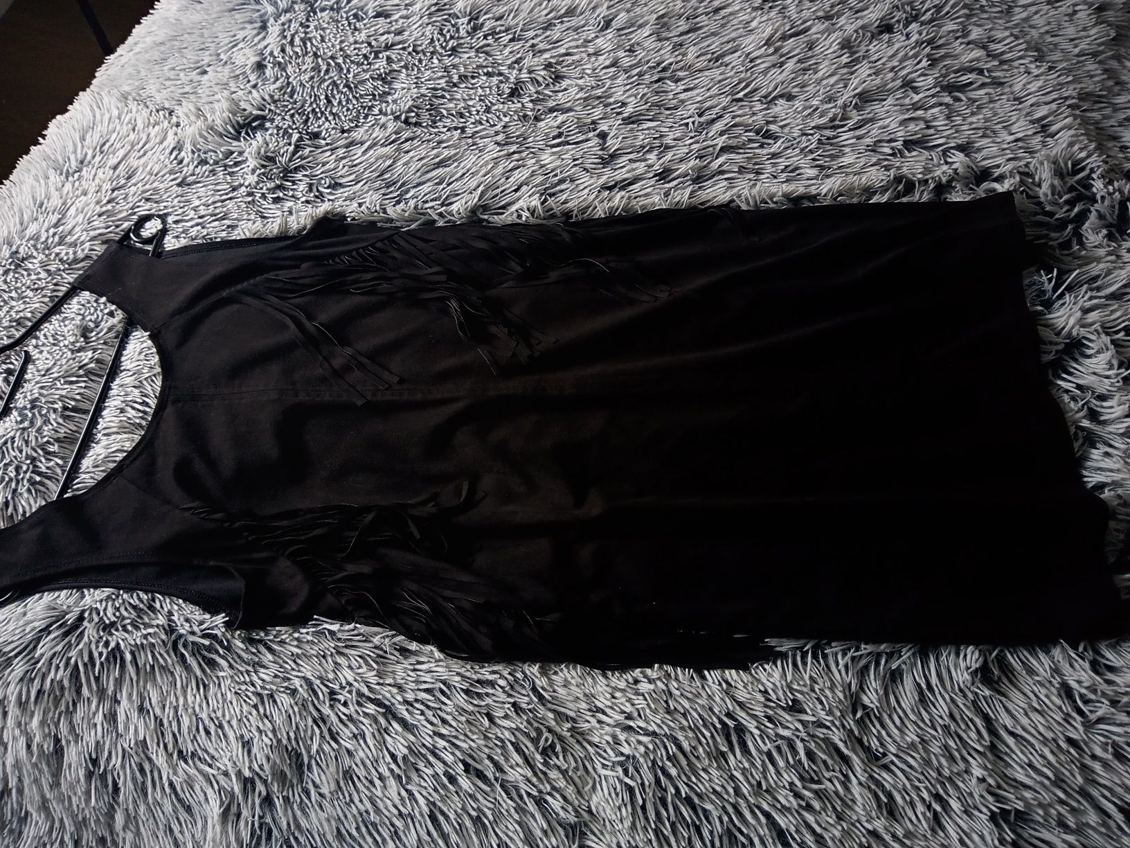Sukienka zamszowa z frędzlami czarna Only 40 L