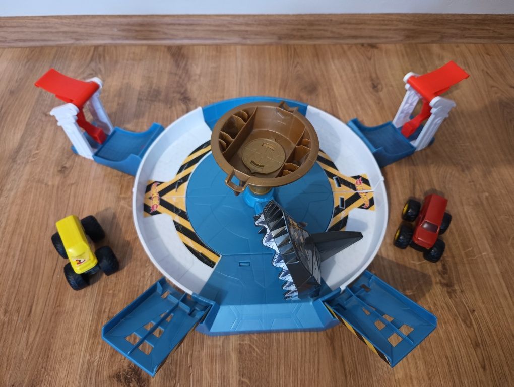 Hot wheels Monster Truck Arena plus 2 auta