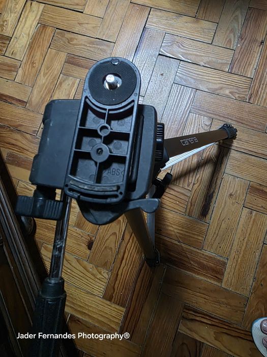 Tripé fotográfico extensível carena usado.