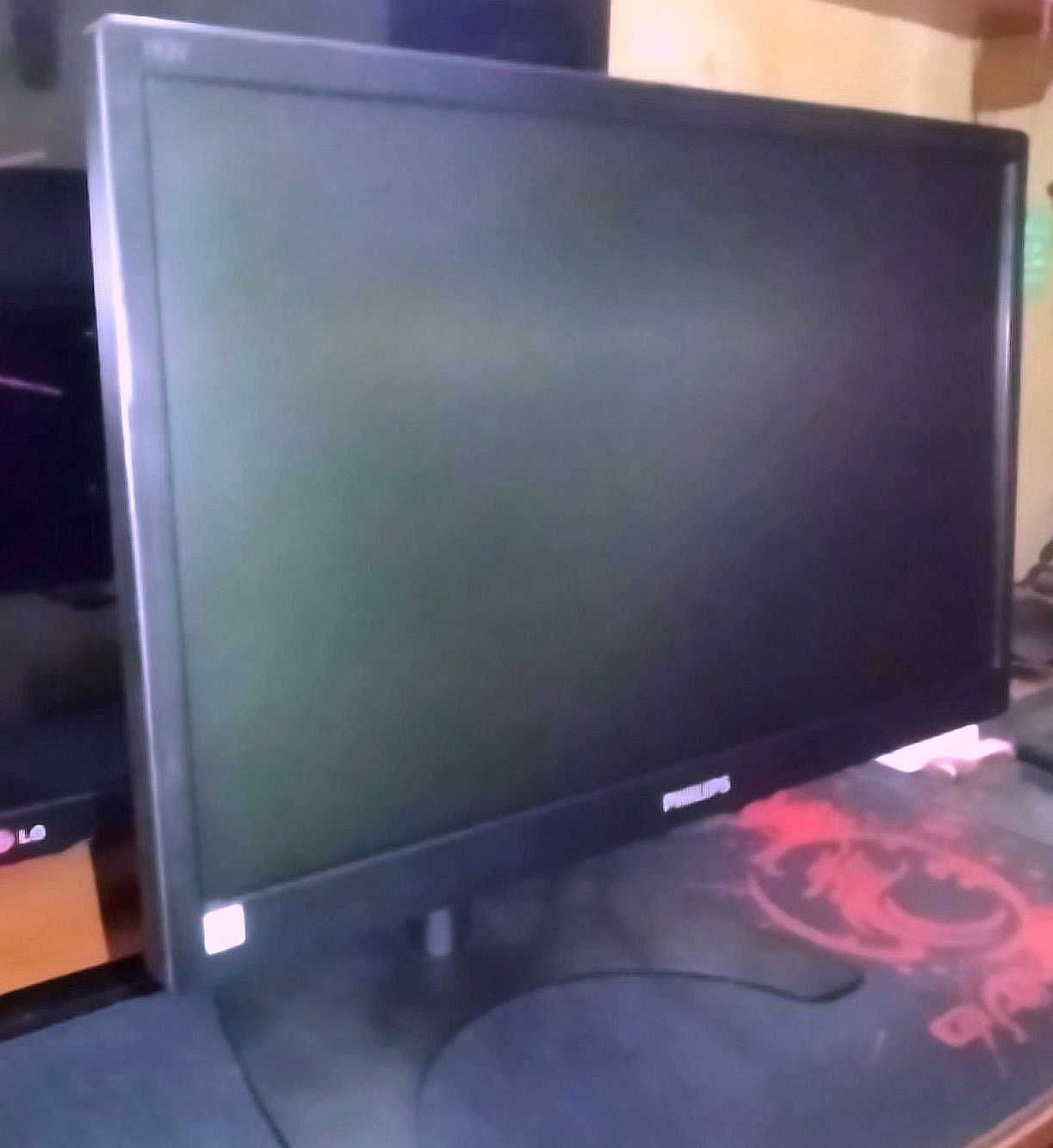 Монитор Philips 193v5L + подарок OTG кабель
