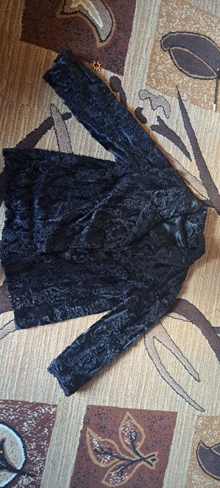 Krótkie naturalne czarne futro z karakuł