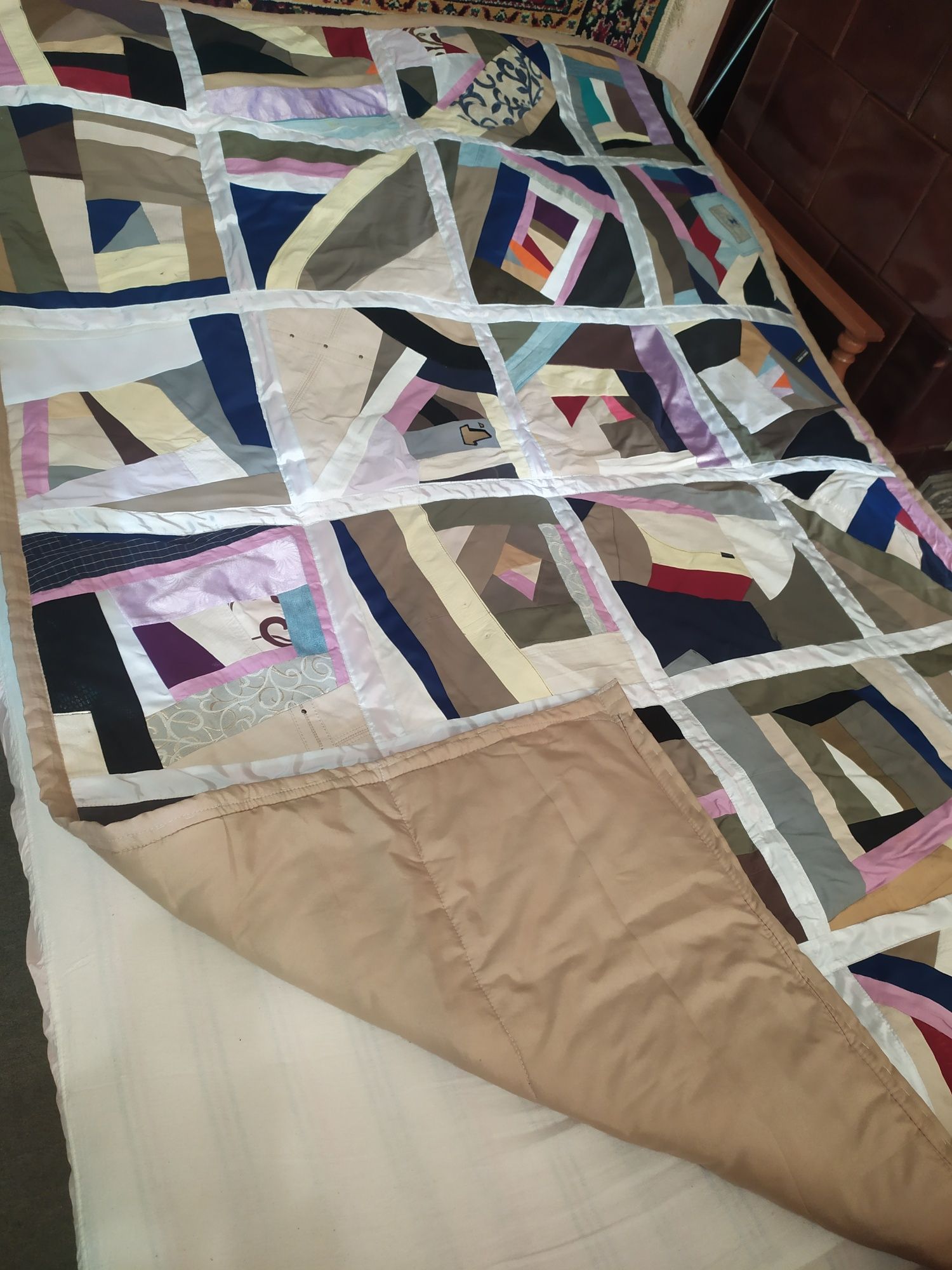 Продам одеяло "лоскутное" ручной работы, размер 1,4х 2,1 см .
