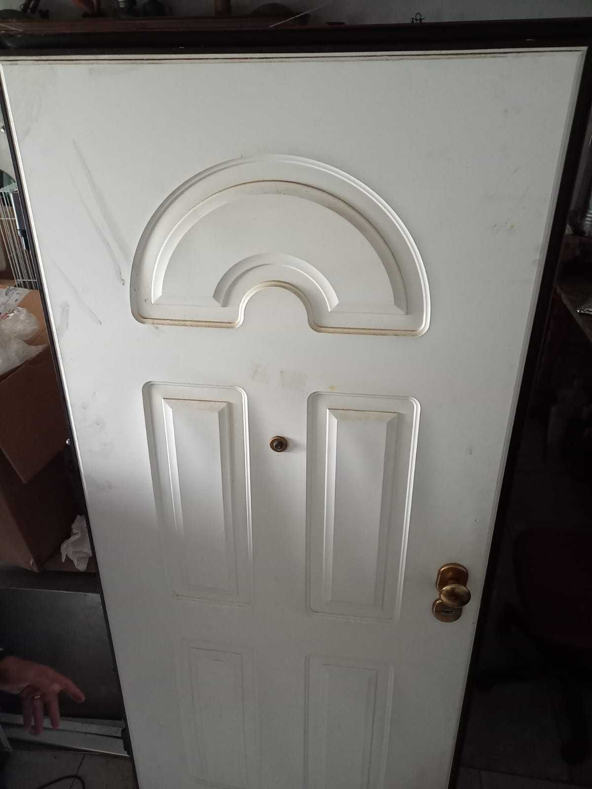 Vendo uma porta blindada e uma mesa de sinuca madeira pura.