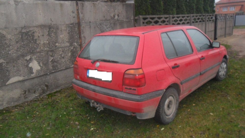 Volkswagen Golf III,1,8 benzyna,5 drzwi,hak,czerwony,na części