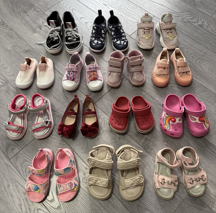 Кеди, кросівки, сандалі для дівчаток.