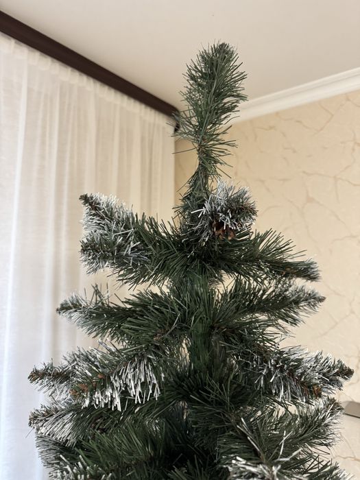 Штучна ялинка 2,2м. темно-зелена з шишками.