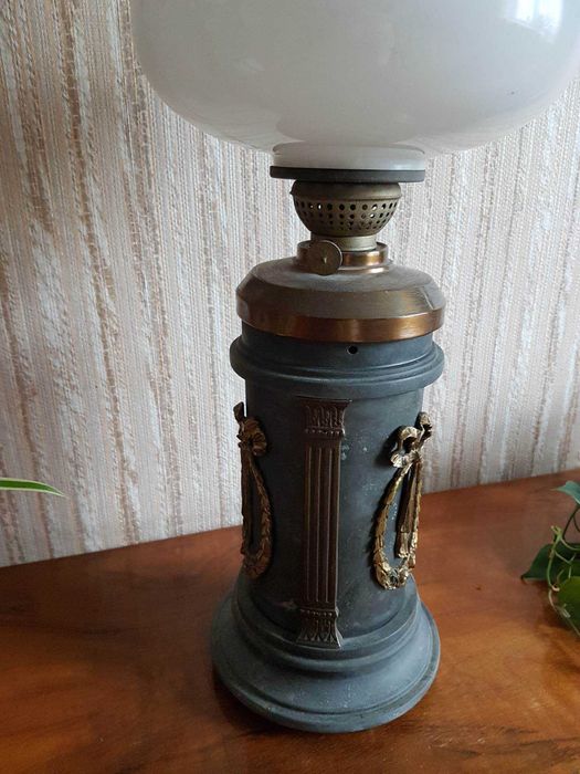 Zabytkowa lampa naftowa