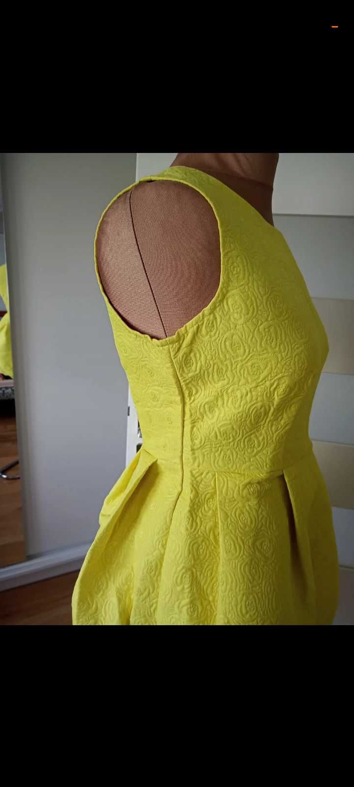 Sukienka seledynowa żółta bez rękawów.