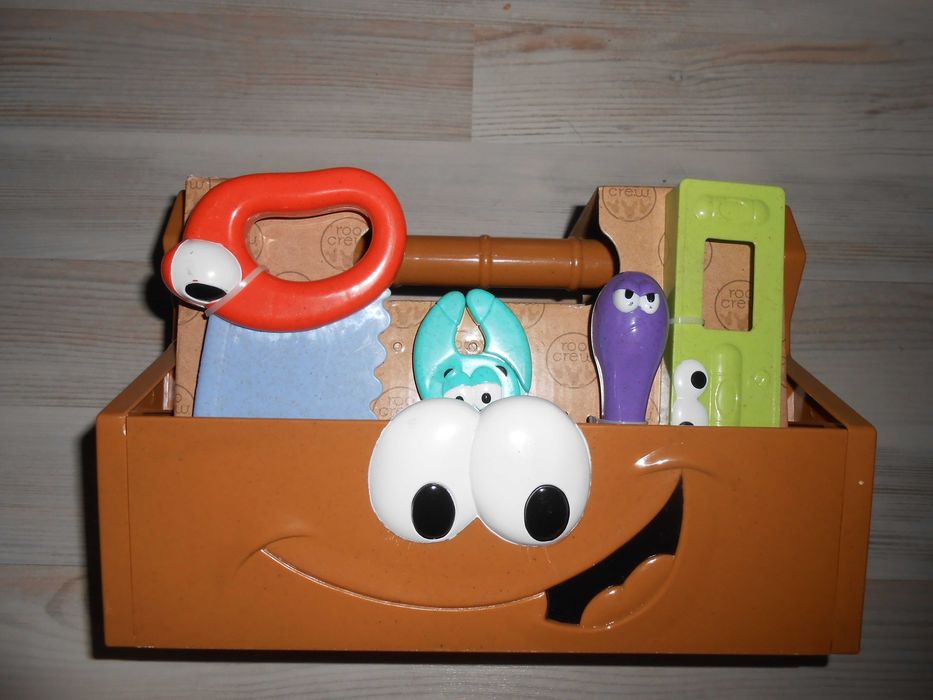 Набори інструментів в ящичках та кухня Roo Crew.