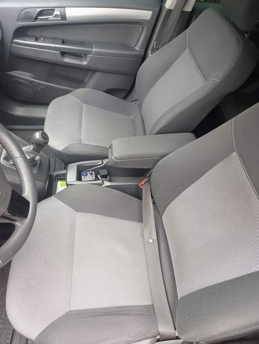 OPEL zafira b 2011r