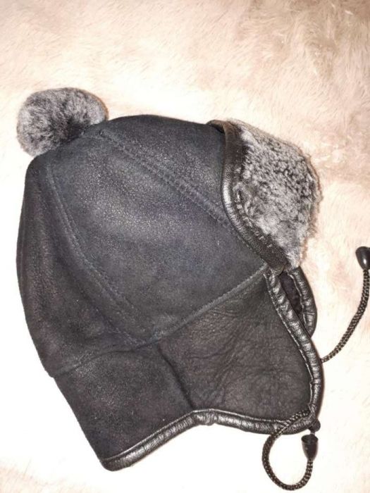 Дубленка натуральная на мальчика,в подарок шапка.