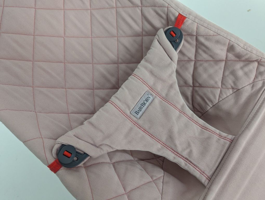 Leżaczek bujaczek BabyBjorn Bliss różowy