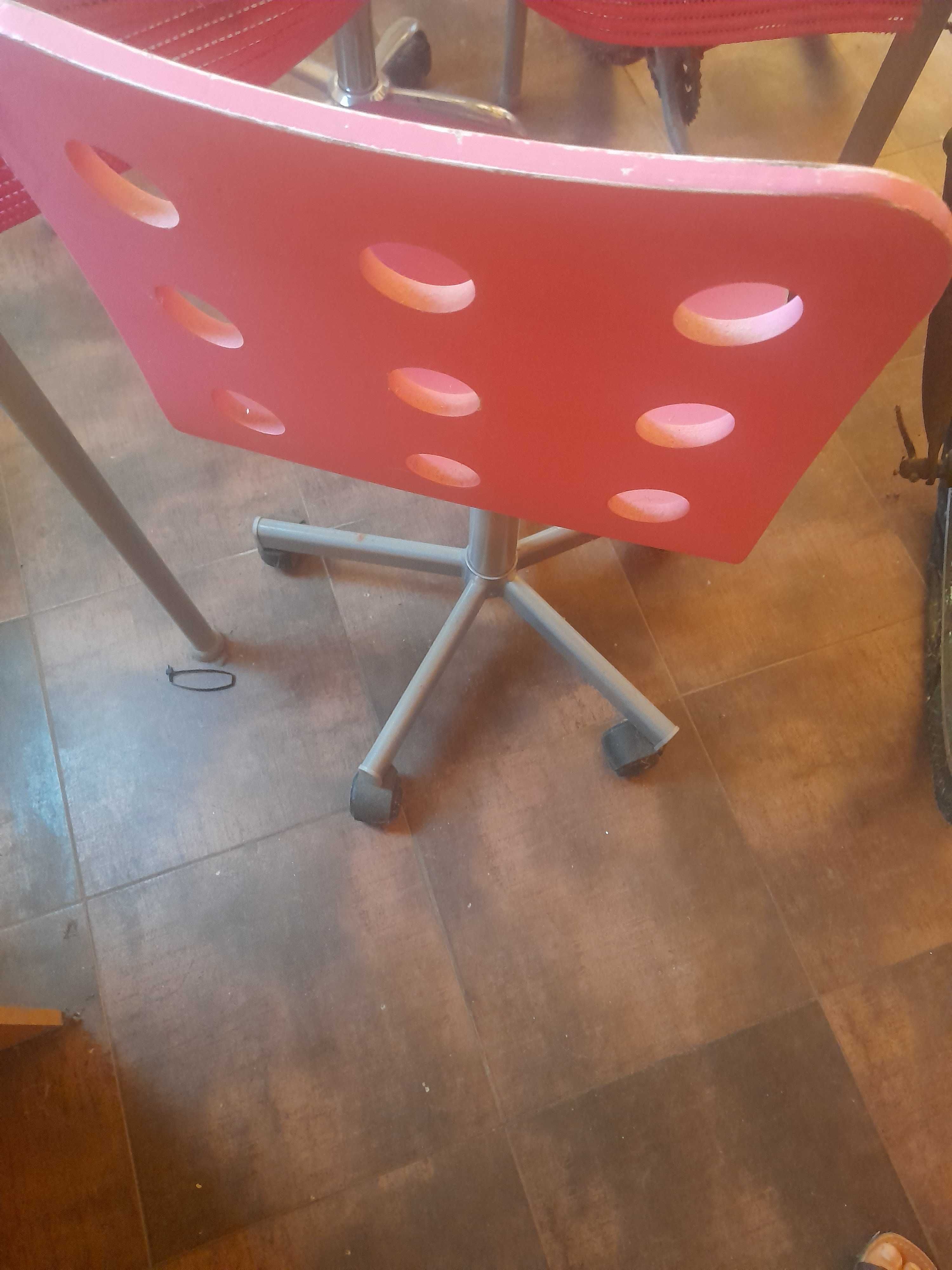 Cadeira giratória com rodas 2€ negociável
