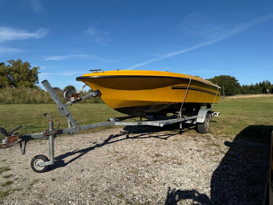 Łódka z silnikiem i przyczepą