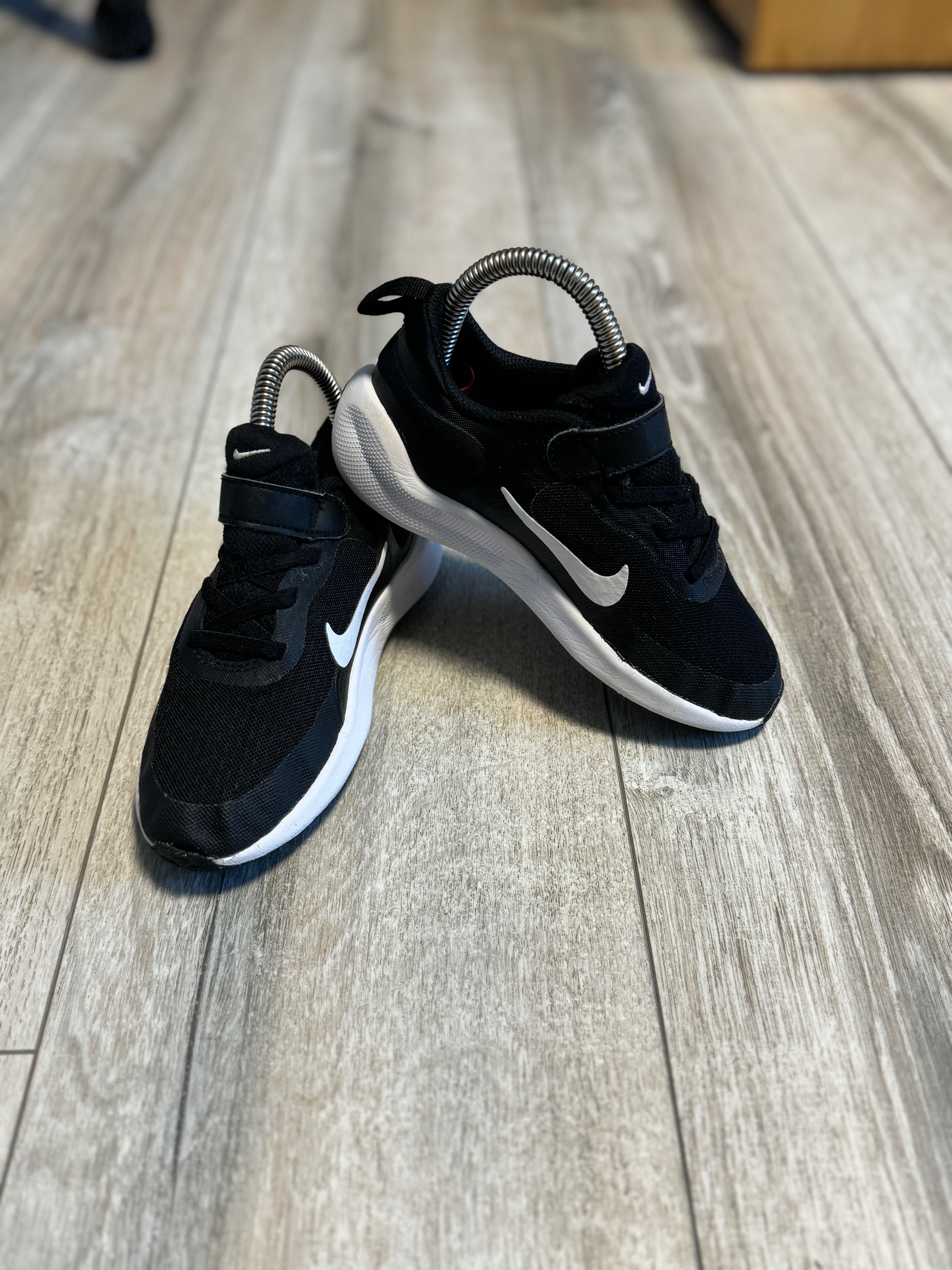 кросівки Nike Revolution 7