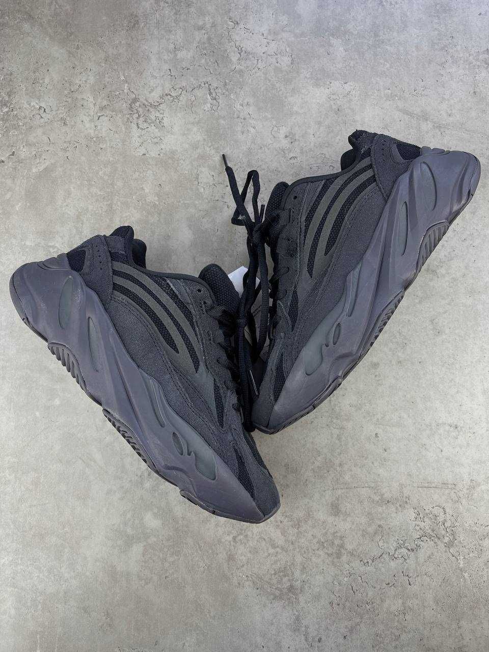 Жіночі кросівки Adidas Yeezy 700 v2 сірий з чорним ТОП